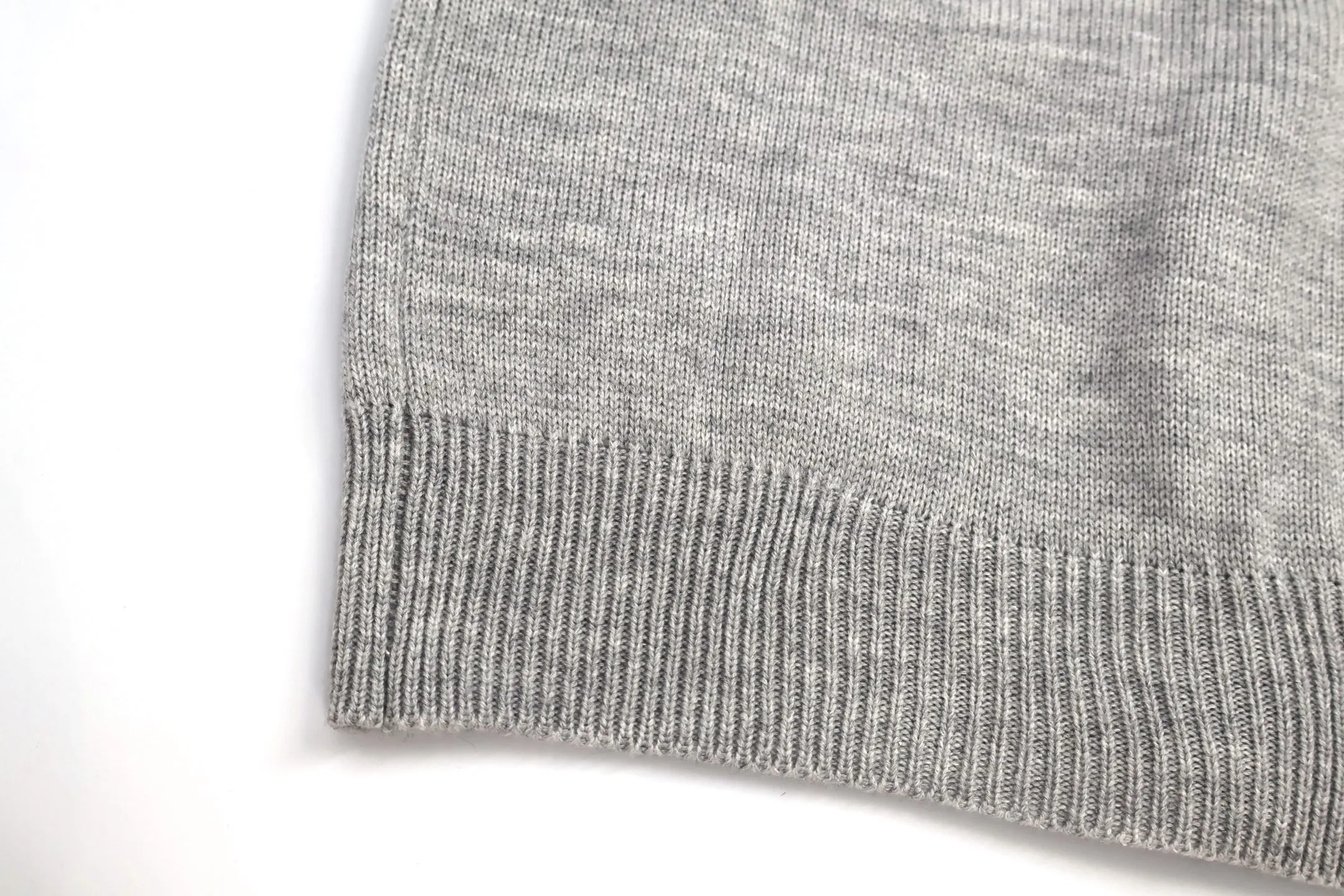 🅿️720 [Exclusive supply] Stone Island cardigan sweater (grey) purchased and developed from the original 3621, the fabric is woven with 100% sheep wool yarn. The overall comfort is more skin-friendly than the original version. The YB upper body is particularly tight. We adjusted the overall feel and skin-friendly feeling based on the quality of the original wool yarn. Both are more comfortable and breathable than the ZP upper body. There is no difference between the stripes and the original version. And it can be made to be full of grade. Supports random detection of wool content. Guarantee that every item the customer gets is a high-quality product. Custom-made 100-yuan woolen access control hemming. After the factory hemming of the clothes and sweaters is completed, they still need to be sent to the weaving factory for secondary processing. It is very laborious. Custom-made hardware buttons, Stone Island armbands, and zippers took 3 months to complete. The details are full. The overall wiring is straight and delicate, the fabric is comfortable and soft, and the color is consistent without color difference. It can be matched with the same style to create a fashionable look, and can be used in various occasions. Customized accessories, complete with three standards, the same style for men and women. Size:S-M-L